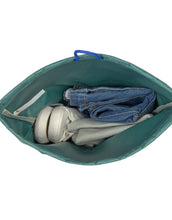 Laden Sie das Bild in den Galerie-Viewer, Turnbeutel Little Gang von Lässig in Dunkelgrün aus recyceltem Polyester, mit flexiblen Tragekordeln, Patch und 9,7 l Volumen, ideal für Sport und Alltag.