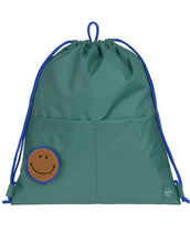 Laden Sie das Bild in den Galerie-Viewer, Turnbeutel Little Gang von Lässig in Dunkelgrün aus recyceltem Polyester, mit flexiblen Tragekordeln, Patch und 9,7 l Volumen, ideal für Sport und Alltag.