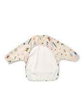 Laden Sie das Bild in den Galerie-Viewer, Liewood Ärmellätzchen Merle Around The World Sandy mit langen Ärmeln und Auffangtasche.