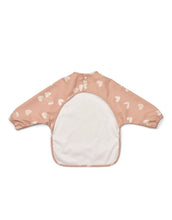 Laden Sie das Bild in den Galerie-Viewer, Liewood Ärmellätzchen Merle Sweethearts Pale Tuscany mit Herzchenmuster und Auffangtasche.