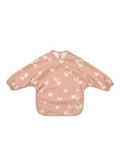 Laden Sie das Bild in den Galerie-Viewer, Liewood Ärmellätzchen Merle Sweethearts Pale Tuscany mit Herzchenmuster und Auffangtasche.