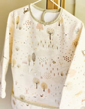 Laden Sie das Bild in den Galerie-Viewer, Jollein Ärmellätzchen „Tiny Park“ – wasserdichtes Lätzchen mit Ärmeln und fröhlichem Tiermotiv, OEKO-TEX-zertifiziert.