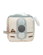 Laden Sie das Bild in den Galerie-Viewer, Jollein Aktivitäten-Würfel „On The Go“ – weicher Baby-Spielwürfel mit Schlüssel, Spiegel, Tankstellenmotiv und Ampel, Sea Green & Biscuit, 10x10x10 cm, handwaschbar.
