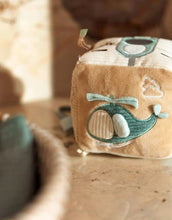 Laden Sie das Bild in den Galerie-Viewer, Jollein Aktivitäten-Würfel „On The Go“ – weicher Baby-Spielwürfel mit Schlüssel, Spiegel, Tankstellenmotiv und Ampel, Sea Green & Biscuit, 10x10x10 cm, handwaschbar.