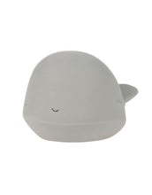 Laden Sie das Bild in den Galerie-Viewer, LÄSSIG Badewannenspielzeug Wal  aus BPA-freiem Naturkautschuk, weiche Form, integrierte Rassel, ideal für Babys und Kleinkinder, für Badewanne und Dusche.