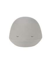 Laden Sie das Bild in den Galerie-Viewer, LÄSSIG Badewannenspielzeug Wal  aus BPA-freiem Naturkautschuk, weiche Form, integrierte Rassel, ideal für Babys und Kleinkinder, für Badewanne und Dusche.