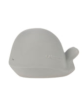 Laden Sie das Bild in den Galerie-Viewer, LÄSSIG Badewannenspielzeug Wal  aus BPA-freiem Naturkautschuk, weiche Form, integrierte Rassel, ideal für Babys und Kleinkinder, für Badewanne und Dusche.