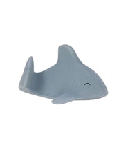 Laden Sie das Bild in den Galerie-Viewer, LÄSSIG Badewannenspielzeug Hai aus BPA-freiem Naturkautschuk, weiche Form, integrierte Rassel, ideal für Babys und Kleinkinder, für Badewanne und Dusche.