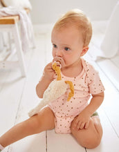 Laden Sie das Bild in den Galerie-Viewer, LÄSSIG Schnuffeltuch Tiny Farmer Gans aus weißer Bio-Baumwolle, mit Schnullerhalter an den Beinen, GOTS-zertifiziert, weiches Kuscheltuch für Babys ab 2 Monaten.