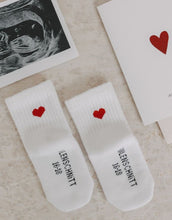 Laden Sie das Bild in den Galerie-Viewer, Babysocken Herz Rot von Eulenschnitt, 80% Baumwolle, 18% Polyamid, 2% Elastan, mit eingesticktem roten Herz auf dem Bündchen.