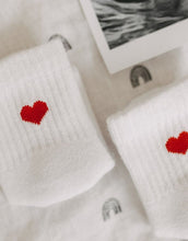 Laden Sie das Bild in den Galerie-Viewer, Babysocken Herz Rot von Eulenschnitt, 80% Baumwolle, 18% Polyamid, 2% Elastan, mit eingesticktem roten Herz auf dem Bündchen.