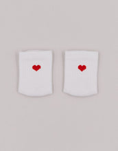 Laden Sie das Bild in den Galerie-Viewer, Babysocken Herz Rot von Eulenschnitt, 80% Baumwolle, 18% Polyamid, 2% Elastan, mit eingesticktem roten Herz auf dem Bündchen.