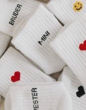 Laden Sie das Bild in den Galerie-Viewer, Babysocken Herz Rot von Eulenschnitt, 80% Baumwolle, 18% Polyamid, 2% Elastan, mit eingesticktem roten Herz auf dem Bündchen.