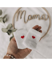 Laden Sie das Bild in den Galerie-Viewer, Babysocken Herz Rot von Eulenschnitt, 80% Baumwolle, 18% Polyamid, 2% Elastan, mit eingesticktem roten Herz auf dem Bündchen.