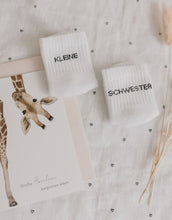 Laden Sie das Bild in den Galerie-Viewer, Babysocken Kleine Schwester von Eulenschnitt, 80% Baumwolle, 18% Polyamid, 2% Elastan, mit Schriftzug „Kleine Schwester“ auf dem Bündchen.
