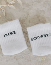 Laden Sie das Bild in den Galerie-Viewer, Babysocken Kleine Schwester von Eulenschnitt, 80% Baumwolle, 18% Polyamid, 2% Elastan, mit Schriftzug „Kleine Schwester“ auf dem Bündchen.