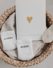 Laden Sie das Bild in den Galerie-Viewer, Babysocken Kleiner Bruder von Eulenschnitt, 80% Baumwolle, 18% Polyamid, 2% Elastan, mit Schriftzug „Kleiner Bruder“ auf dem Bündchen.