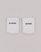 Laden Sie das Bild in den Galerie-Viewer, Babysocken Kleiner Bruder von Eulenschnitt, 80% Baumwolle, 18% Polyamid, 2% Elastan, mit Schriftzug „Kleiner Bruder“ auf dem Bündchen.