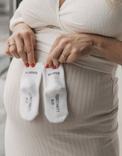 Laden Sie das Bild in den Galerie-Viewer, Babysocken Kleiner Bruder von Eulenschnitt, 80% Baumwolle, 18% Polyamid, 2% Elastan, mit Schriftzug „Kleiner Bruder“ auf dem Bündchen.