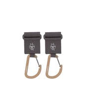 Laden Sie das Bild in den Galerie-Viewer, LÄSSIG Kinderwagenhaken 2er Set in Anthrazit – robuste Karabiner mit Klettverschluss zur sicheren Befestigung von Taschen und Zubehör am Kinderwagen oder Buggy.