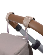 Laden Sie das Bild in den Galerie-Viewer, LÄSSIG Kinderwagenhaken 2er Set in Beige – stabile Karabiner mit Klettverschluss zum sicheren Befestigen von Taschen und Zubehör am Kinderwagen oder Buggy.