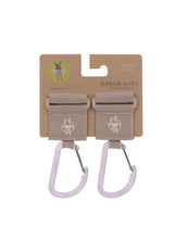 Laden Sie das Bild in den Galerie-Viewer, LÄSSIG Kinderwagenhaken 2er Set in Beige – stabile Karabiner mit Klettverschluss zum sicheren Befestigen von Taschen und Zubehör am Kinderwagen oder Buggy.