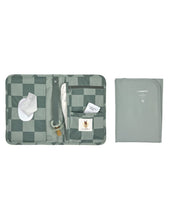 Laden Sie das Bild in den Galerie-Viewer, LÄSSIG Windeltasche mit Wickelunterlage in Olive – kompakte mobile Changing Pouch mit Fächern, Schnullerhalter & wasserabweisender Unterlage, ideal für unterwegs.