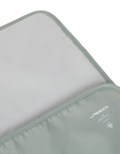 Laden Sie das Bild in den Galerie-Viewer, LÄSSIG Windeltasche mit Wickelunterlage in Olive – kompakte mobile Changing Pouch mit Fächern, Schnullerhalter & wasserabweisender Unterlage, ideal für unterwegs.