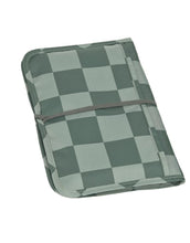 Laden Sie das Bild in den Galerie-Viewer, LÄSSIG Windeltasche mit Wickelunterlage in Olive – kompakte mobile Changing Pouch mit Fächern, Schnullerhalter & wasserabweisender Unterlage, ideal für unterwegs.