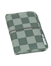 Laden Sie das Bild in den Galerie-Viewer, LÄSSIG Windeltasche mit Wickelunterlage in Olive – kompakte mobile Changing Pouch mit Fächern, Schnullerhalter & wasserabweisender Unterlage, ideal für unterwegs.