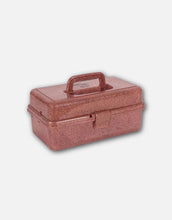 Laden Sie das Bild in den Galerie-Viewer, Glitzernder Bastelkoffer in Rosa von Konges Sløjd, gefüllt mit Stiften, Stickern, Stempeln, einem Notizblock und einem kleinen Malbuch – kreatives Set für Kinder.