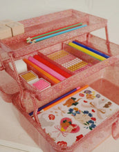 Laden Sie das Bild in den Galerie-Viewer, Glitzernder Bastelkoffer in Rosa von Konges Sløjd, gefüllt mit Stiften, Stickern, Stempeln, einem Notizblock und einem kleinen Malbuch – kreatives Set für Kinder.
