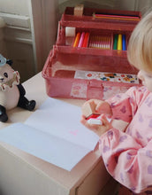 Laden Sie das Bild in den Galerie-Viewer, Glitzernder Bastelkoffer in Rosa von Konges Sløjd, gefüllt mit Stiften, Stickern, Stempeln, einem Notizblock und einem kleinen Malbuch – kreatives Set für Kinder.
