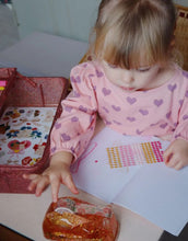 Laden Sie das Bild in den Galerie-Viewer, Glitzernder Bastelkoffer in Rosa von Konges Sløjd, gefüllt mit Stiften, Stickern, Stempeln, einem Notizblock und einem kleinen Malbuch – kreatives Set für Kinder.