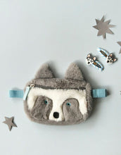 Laden Sie das Bild in den Galerie-Viewer, Rockahula Husky Bauchtasche – flauschige Hundetasche mit blauen Augen, Reißverschluss und verstellbarem Gurt.