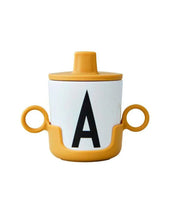 Laden Sie das Bild in den Galerie-Viewer, Design Letters Becherdeckel Mustard passend für ECOZEN Kinderbecher, BPA-frei mit sicherem Silikonring.