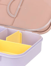 Laden Sie das Bild in den Galerie-Viewer, Bento Lunchbox von LÄSSIG in Rosa/Lila aus der Pattern Party Kollektion, mit Trennwänden, herausnehmbarem Einsatz und Silikondeckel – ideal für Kindergarten, Schule und Ausflüge.