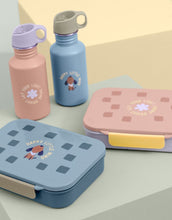 Laden Sie das Bild in den Galerie-Viewer, Bento Lunchbox von LÄSSIG in Rosa/Lila aus der Pattern Party Kollektion, mit Trennwänden, herausnehmbarem Einsatz und Silikondeckel – ideal für Kindergarten, Schule und Ausflüge.