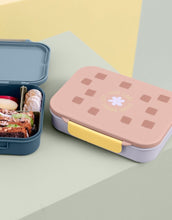 Laden Sie das Bild in den Galerie-Viewer, Bento Lunchbox von LÄSSIG in Rosa/Lila aus der Pattern Party Kollektion, mit Trennwänden, herausnehmbarem Einsatz und Silikondeckel – ideal für Kindergarten, Schule und Ausflüge.
