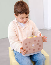 Laden Sie das Bild in den Galerie-Viewer, Bento Lunchbox von LÄSSIG in Rosa/Lila aus der Pattern Party Kollektion, mit Trennwänden, herausnehmbarem Einsatz und Silikondeckel – ideal für Kindergarten, Schule und Ausflüge.