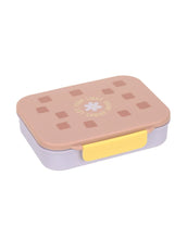Laden Sie das Bild in den Galerie-Viewer, Bento Lunchbox von LÄSSIG in Rosa/Lila aus der Pattern Party Kollektion, mit Trennwänden, herausnehmbarem Einsatz und Silikondeckel – ideal für Kindergarten, Schule und Ausflüge.