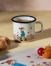 Laden Sie das Bild in den Galerie-Viewer, Pippi Langstrumpf Emaillebecher Be more Pippi 3,7 dl aus Carbonstahl mit Emaillebeschichtung, robust und leicht, ideal für heiße und kalte Getränke