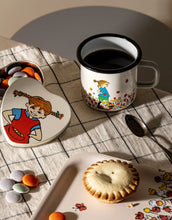 Laden Sie das Bild in den Galerie-Viewer, Pippi Langstrumpf Emaillebecher Be more Pippi 3,7 dl aus Carbonstahl mit Emaillebeschichtung, robust und leicht, ideal für heiße und kalte Getränke