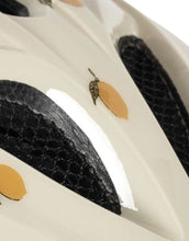 Laden Sie das Bild in den Galerie-Viewer, Kinder Fahrradhelm Adi Lemon mit Zitronen-Allover-Muster von Konges Sløjd