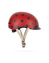 Laden Sie das Bild in den Galerie-Viewer, Konges Sløjd Kinder-Fahrradhelm Ladybug in Rosé mit Marienkäfer-Print, verstellbarem Verschluss, Visier und Belüftungsöffnungen