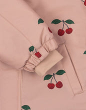 Laden Sie das Bild in den Galerie-Viewer, Rosa Schneeeinteiler mit Kirschmuster von Konges Sløjd, wasser- und winddicht, mit abnehmbarer Kapuze und Fleecefutter.