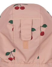 Laden Sie das Bild in den Galerie-Viewer, Rosa Schneeeinteiler mit Kirschmuster von Konges Sløjd, wasser- und winddicht, mit abnehmbarer Kapuze und Fleecefutter.