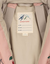 Laden Sie das Bild in den Galerie-Viewer, Rosa Schneeeinteiler mit Kirschmuster von Konges Sløjd, wasser- und winddicht, mit abnehmbarer Kapuze und Fleecefutter.