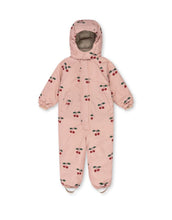 Laden Sie das Bild in den Galerie-Viewer, Rosa Schneeeinteiler mit Kirschmuster von Konges Sløjd, wasser- und winddicht, mit abnehmbarer Kapuze und Fleecefutter.