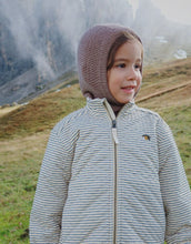 Laden Sie das Bild in den Galerie-Viewer, Braune Fruity Balaclava von Konges Sløjd aus 100 % Merinowolle mit Rippenstruktur.